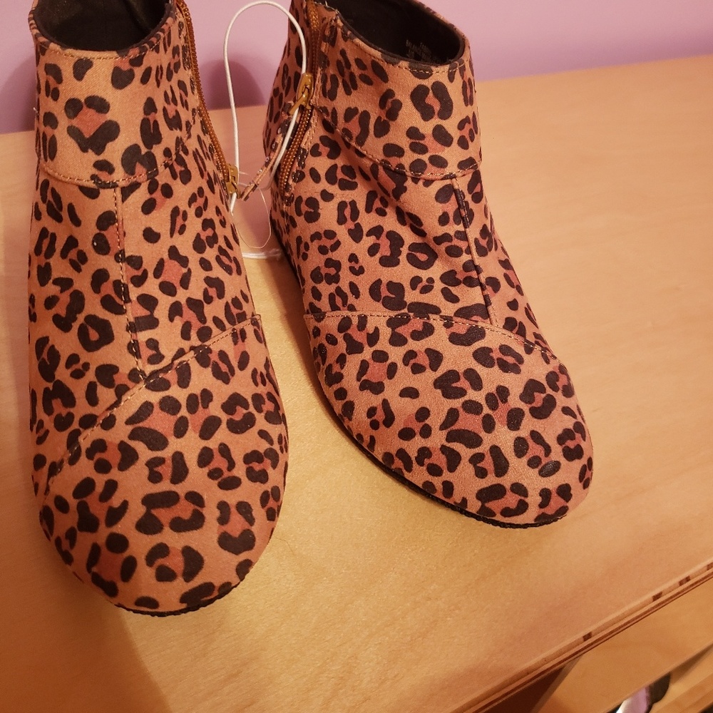 BRAND NEW SIZE 4M LEOPARD PRINT HEELS